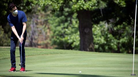 El golfista Alberto Mazatan usa una mscara facial en el campo de golf Eaton Canyon, en Pasadena, Estados Unidos