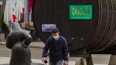 Un hombre ataviado con una mascarilla pasea por la calle Gascona