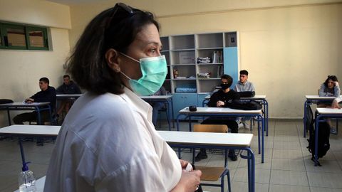 Los alumnos griegos de último curso, que hoy han regresado a las aulas, deben cumplir unas medidas de distanciamiento y prevención