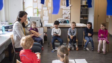 Una maestra muestra a la clase cómo lavarse las manos correctamente, el primer día de clases en Zurich