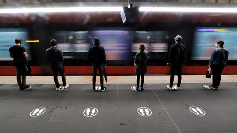 En Niza, los usuarios siguen las normas de distanciamiento social a la hora de tomar el transporte público