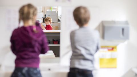 Los alumnos se lavan las manos en el regreso al colegio en Suiza