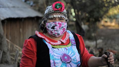 Una mujer indígena viste mascarilla protectora en una localidad chilena