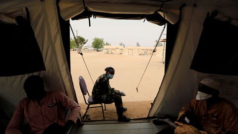 Un soldado del ejército senegalés se sienta a la entrada de la carpa utilizada como sala de espera para las pruebas de coronavirus