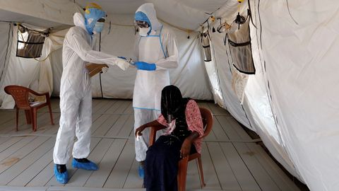 Un médico examina a una mujer senegalesa con síntomas de coronavirus