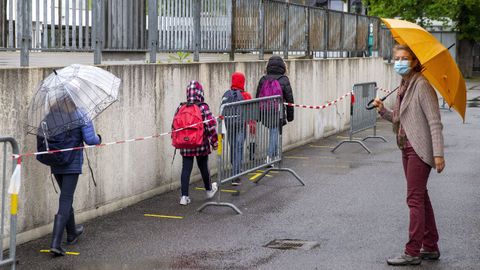 Los alumnos regresan al colegio en Lully, cerca de Ginebra