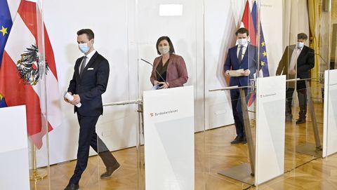En Viena, los ministros austríacos comparecen detrás de mamparas