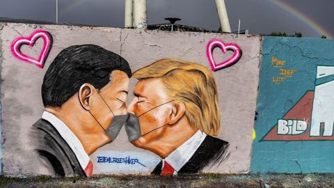 En Berln, un mural del artista callejero EME Freethinker muestra al presidente estadounidense Donald Trump y al presidente de la Repblica Popular China Xi Jinping besndose mientras usan mscaras quirrgicas