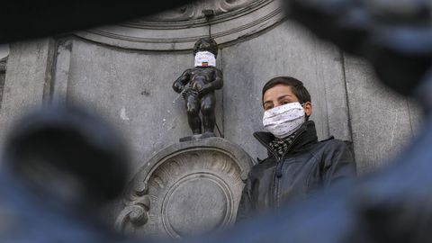 En Bruselas, el mítico Manneken-Pis no se ha librado de la mascarilla