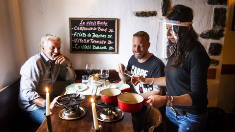 Clientes atendidos hoy en un restaurante en Lausana