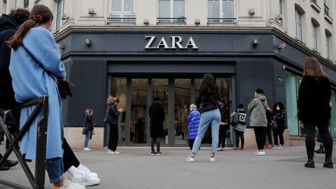 Colas ante una de las tiendas de Zara en París