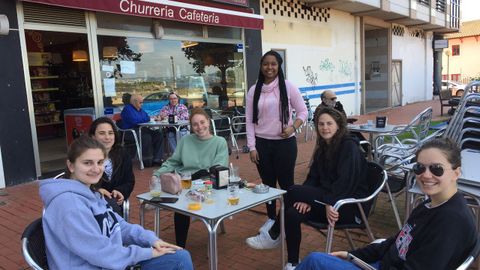 Assane Colón, de rosa, ante la Panadería Iñás-Mera, en Mera