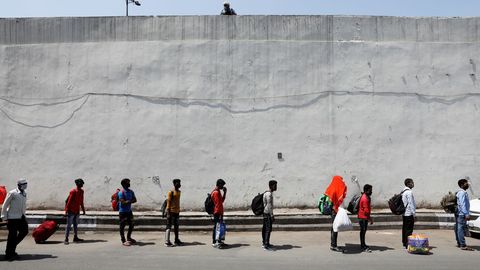 En Nueva Dehli, trabajadores aguardan un tren que les llevará a sus casas