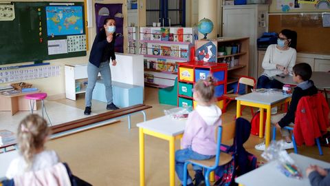 Una pequeña parte de los alumnos franceses ha empezado a regrear a las escuelas, como en esta de Saint-Sebastien-sur-Loire, cerca de Nantes