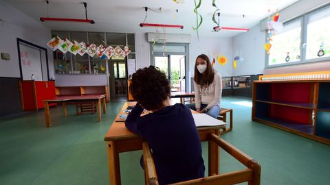 Un niño, en un colegio del Piamonte en el que llevan a cabo un proyecto piloto para ver cómo funcionaría la distancia social en las aulas