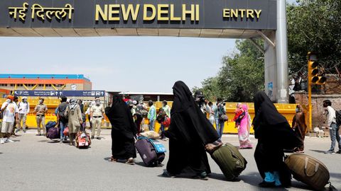 Mujeres musulmanas acceden a la estación de tren de Nueva Delhi, después de que La India reabriese parte de su servicio de ferrocarril