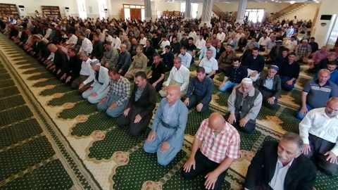 Los fieles kurdos rezan en una mezquita durante el mes del Ramadán, en Irak