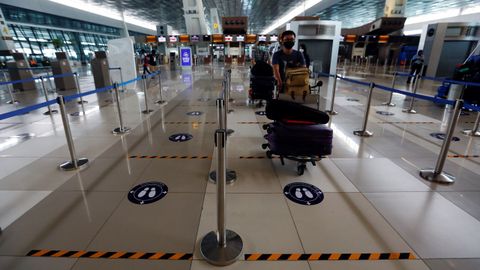 La distancia social se ha impuesto en todos los aeropuertos, como en el de Jakarta, en la imagen