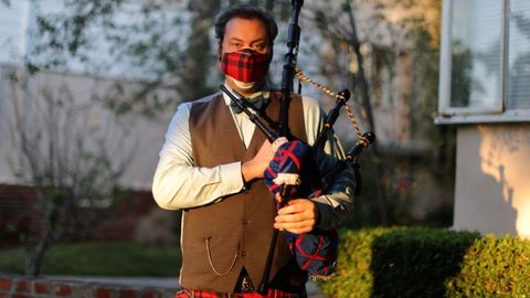 En Santa Mónica, Estados Unidos, un gaitero ha conjuntado su mascarilla con el kilt