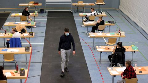 Los estudiantes se preparan para su examen final de biología, en un pabellón deportivo que se ha convertido en un aula en la Privat High School Stadtkrone de Dortmund