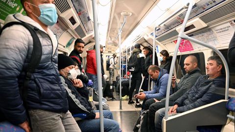 Respetar la distancia social en el metro de Londres es un tarea difícil