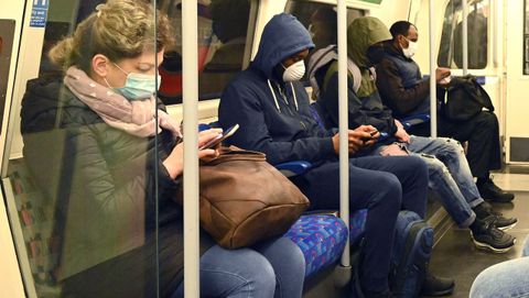 Viajeros, esta maana, en el Metro de Londres, en la estacin de Jubilee Line