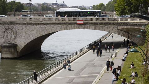 Parisinos disfrutan del sol en el paseo fluvial del Sena