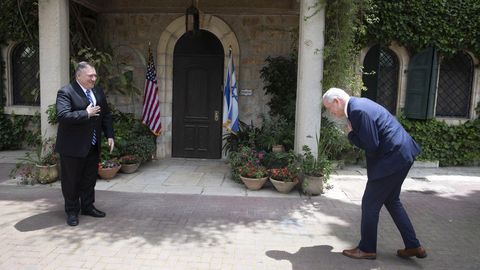 Benny Gantz, socio de Gobierno de Netanyahu, se inclina ante la llegada de Pompeo
