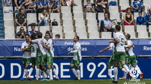 Jugadores del Elche celebran un gol en el Carlos Tartiere