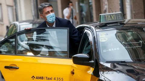 Garca Albiol toma un taxi tras pasar por la sede de Critas, en su primera visita oficial como alcalde de Badalona