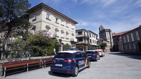 Coches patrulla de la Policía Nacional en la plaza de Santa María