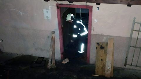 Un bombero del SEPA, en la vivienda quemada en Pola de Lena