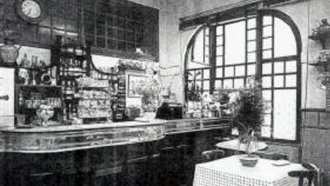 Interior de la cantina de El Vasco, con sus cristaleras y ebanistera modernistas