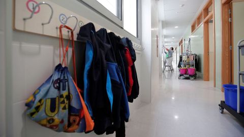 Una trabajadora del servicio de limpieza desinfecta un colegio tras la apertura estos días para tareas administrativas