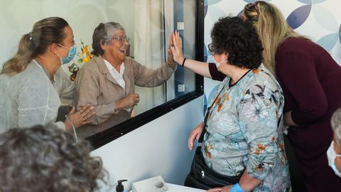 Isabel Barreto recibe por primera vez en dos meses a unos familiares, a través de un cristal, en la residencia de Montijo donde vive