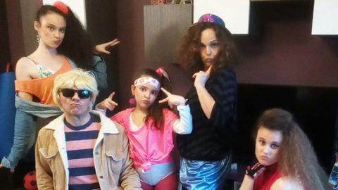 Familia de Santa Icía que participó en las fiestas diarias de las ocho de la tarde, ideadas por su vecino Abel Muíño