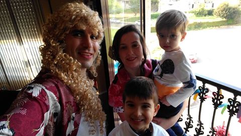 Abel Muíño y su familia, vestidos para la Feria de Abril que celebraron desde los balcones en Santa Icía, en Narón