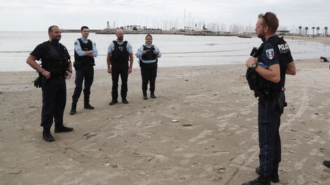 Policas en la playa de Palavas le Flots, en Francia