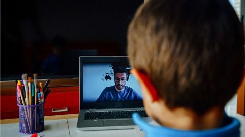 Un niño recibe una clase en línea