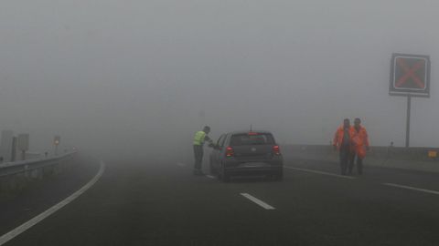 Niebla espesa en la A-8 a la altura de O Fiouco