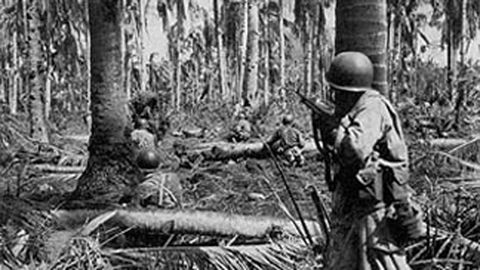 Soldados de la 77 división, en la que luchó Peña, combaten en el golfo de Leyte en 1944