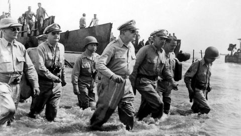 El general MacArthur desembarca en Filipinas tras la victoria en la batalla de Leyte, en la que Peña fue condecorado