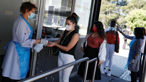 La vuelta a los institutos en Portugal se realiza con mascarilla, toma de temperatura y gel desinfectante