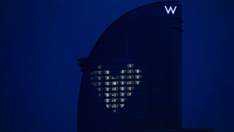 El hotel W de Barcelona, donde ha permanecido confinado durante dos meses su director de mantenimiento, ilumina cada noche su fachada con un mosaico en forma de corazn gracias a la luz que sale de diversas habitaciones. Es una especie de mensaje de nimo a la poblacin durante el vigente estado de alarma