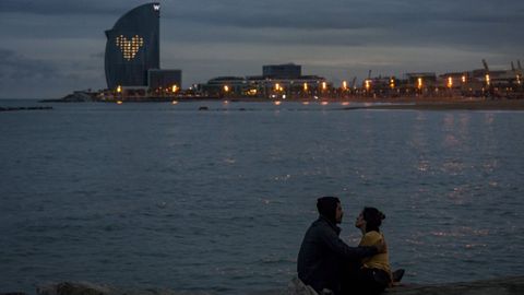 El hotel W, de 100 metros de altura y su privilegiada ubicación en la playa de la Barceloneta, en una fotografía tomada durante el atardecer del pasado 14 de mayo