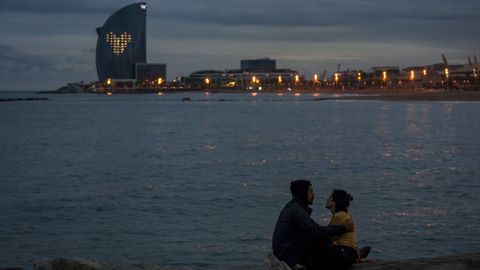 El hotel W, de 100 metros de altura y su privilegiada ubicacin en la playa de la Barceloneta, en una fotografa tomada durante el atardecer del pasado 14 de mayo