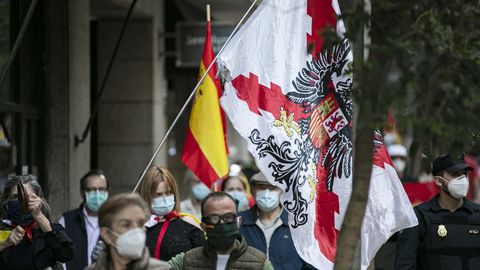 Banderas de la ultraderecha en las protestas en el barrio de Salamanca