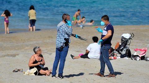 Policías de paisano controlan a las personas que toman el sol en Riazor