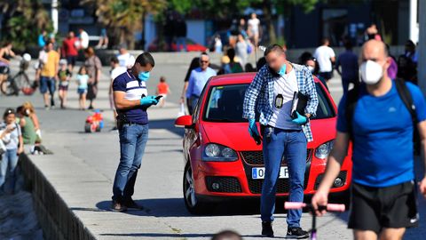 Policías de paisano controlan a las personas que toman el sol en Riazor