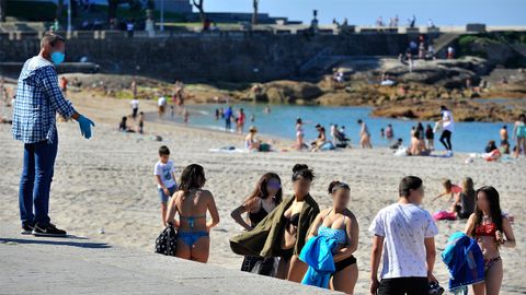 Policías de paisano controlan a las personas que toman el sol en Riazor